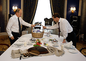 Тандем согласует кандидата-2012