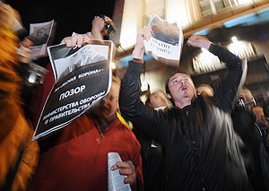 Попытаться "разгневаться"