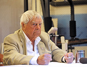 Любимов остается в театре