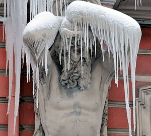 Питер под снегом и сосульками