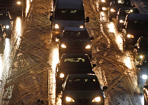 Снег останавливает столицу