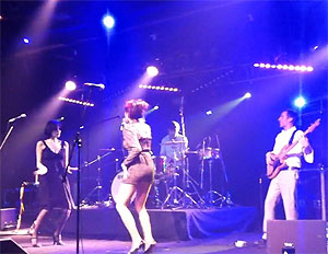 Босоногие барышни поют и танцуют