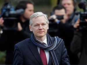 Ассанжа отдают Швеции
