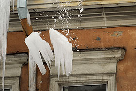 Снег по коляске с младенцем