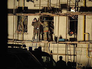 Тяжелый снег на крышах