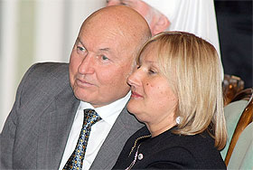 Лужков решил проведать дочерей