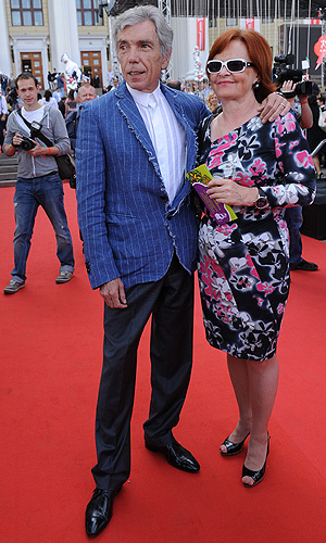 Телеведущий Юрий Николаев с супругой Элеонорой перед началом церемонии вручения ежегодной премии "Серебряная калоша", которая прошла в Центральном академическом театре Российской Армии.
