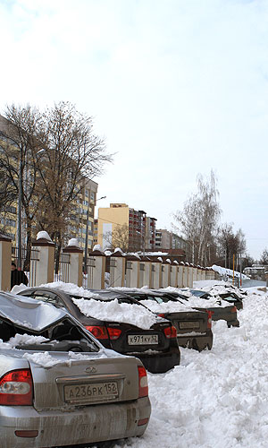 В Нижнем Новгороде снегом завалило 20 автомашин