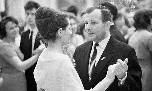 Юрий Гагарин с супругой на новогоднем балу, 1965 год