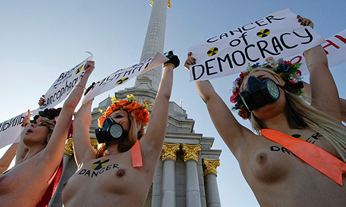 Женское движение FEMEN провело акцию "Бардак в Саркофаг"