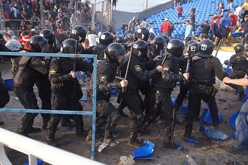 Около 20 человек пострадали в массовой драке футбольных болельщиков в Самаре