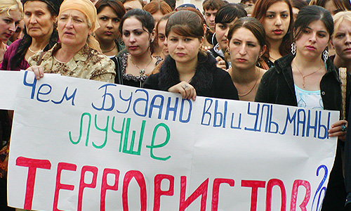 Митинг против возможного помилования Юрия Буданова проходит в Грозном,  2004г.