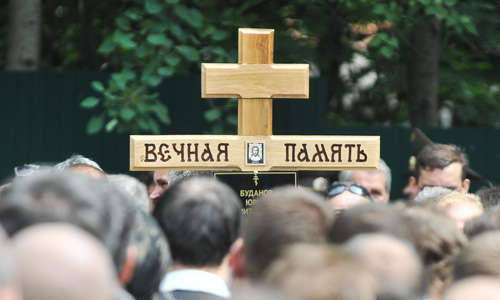 Во время церемонии похорон бывшего полковника Юрия Буданова на центральном кладбище Химок.