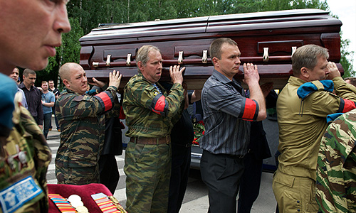 Во время церемонии похорон бывшего полковника Юрия Буданова на центральном кладбище Химок.