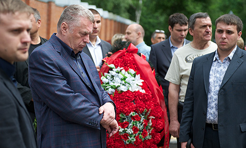 Лидер ЛДПР Владимир Жириновский на церемонии похорон бывшего полковника Юрия Буданова на центральном кладбище Химок.