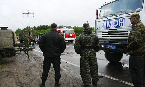 Сотрудники правоохранительных органов на месте крушения пассажирского самолета Ту-134 авиакомпании "РусЭйр", совершившего аварийную посадку недалеко от взлетно-посадочной полосы аэропорта Петрозаводска.