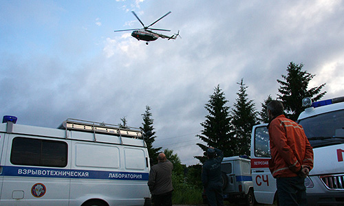 Работа спасательных служб на месте крушения пассажирского самолета Ту-134 авиакомпании "РусЭйр", совершившего аварийную посадку недалеко от взлетно-посадочной полосы аэропорта Петрозаводска.
