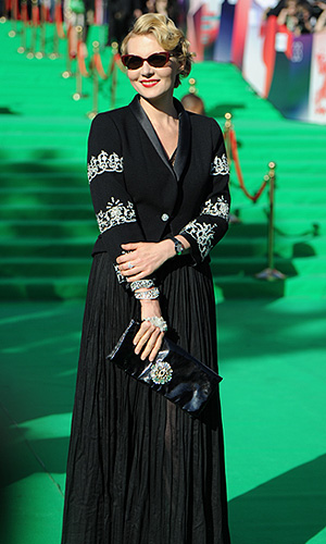 Режиссер и актриса Рената Литвинова перед началом церемонии открытия 33-го ММКФ в кинотеатре "Пушкинский".
