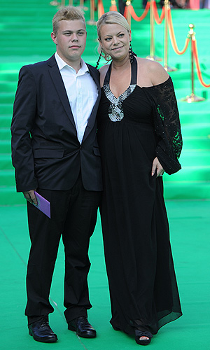 Телеведущая Яна Поплавская с сыном Никитой перед началом церемонии открытия 33-го ММКФ в кинотеатре "Пушкинский".