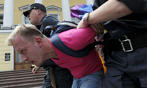 Задержание участника несанкционированного гей-парада у памятника "Медный всадник".
