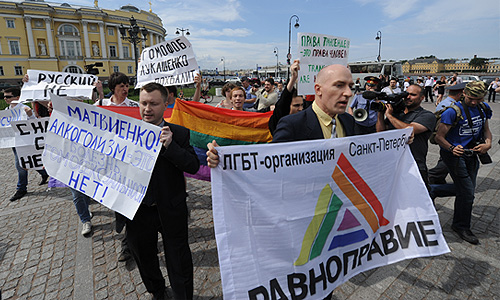 Участники несанкционированного гей-парада у памятника "Медный всадник".