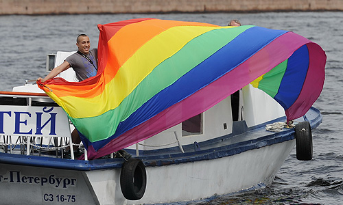 Участники несанкционированного гей-парада катаются на теплоходе по Неве.