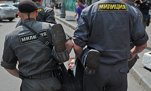 Задержание сотрудниками полиции участника движения "Солидарность" во время акции в честь дня рождения Михаила Ходорковского на Старом Арбате.