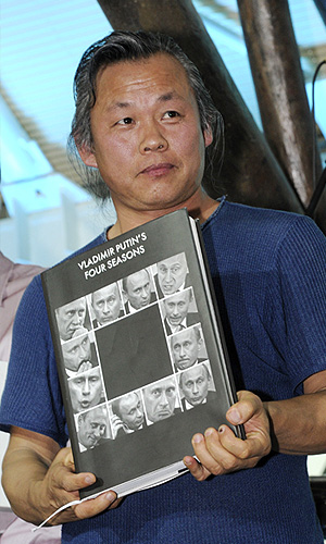 Южнокорейский режиссер Ким Ки Дук, получивший специальный приз первой литературной премии журнала "Русский пионер", на церемонии вручения в ресторане "Карлсон".