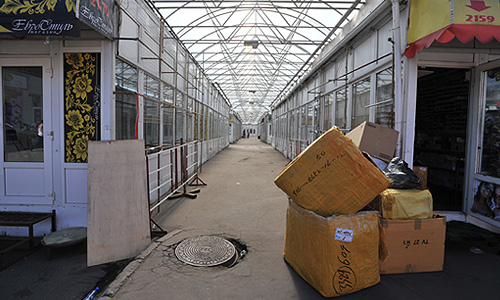 Пустые торговые павильоны вещевого рынка на территории спорткомплекса "Лужники".