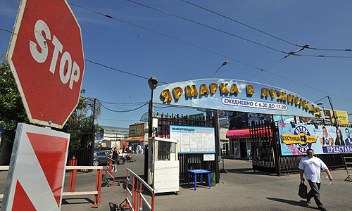 Вход на территорию закрытого вещевого рынка у спорткомплекса "Лужники".