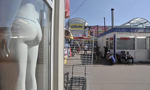 Закрытые торговые палатки вещевого рынка на территории спорткомплекса "Лужники".