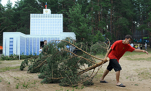 Участник молодежного образовательного форума "Селигер-2011" убирает территорию после урагана.