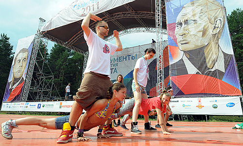 Танцевальная группа из участников молодежного образовательного форума "Селигер-2011" во время репетиции на главной площади.