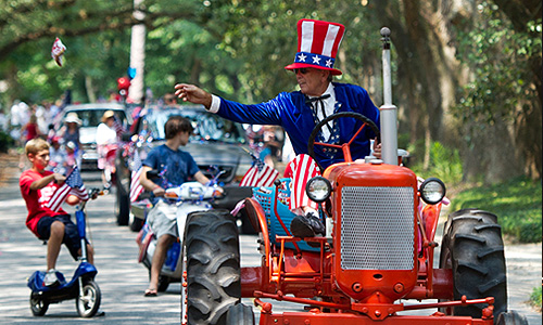 Парад в честь празднования Дня независимости США в Магнолия Спрингз, штат Алабама.
