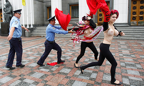 Три участницы движения FEMEN провели у здания Верховной Рады акцию в знак протеста против возможного принятия парламентом пенсионной реформы.