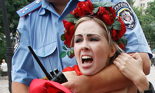 Одна из лидеров движения FEMEN Александра Шевченко сказала журналистам, что этот протест направлен против пенсионной реформы, которая дискриминирует права украинских женщин, "многие из которых просто не доживут до пенсионного возраста".