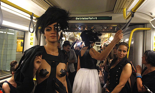 Модный показ, устроенный дизайнерами в берлинском метро.