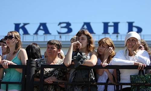 Жители города во время траурных мероприятий в память о погибших в результате крушения теплохода "Булгария" в Речном порту города.