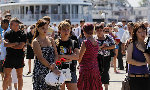 Во время траурных мероприятий в память о погибших в результате крушения теплохода "Булгария" в Речном порту города.