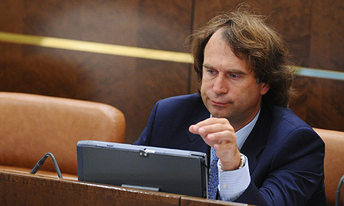 Член комиссии Совета Федерации по информационной политике Сергей Лисовский (на первом плане) на заседании Совета Федерации РФ.