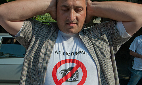 Участник акции в поддержку грузинских фоторепортеров, задержанных по обвинению в шпионаже, у резиденции президента Грузии Михаила Саакашвили.