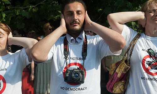 Участники акции в поддержку грузинских фоторепортеров, задержанных по обвинению в шпионаже, у резиденции президента Грузии Михаила Саакашвили.