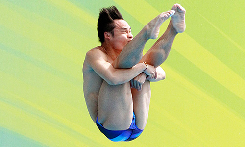 Китайский спортсмен во время выступления на чемпионате мира FINA по водным видам спорта в Шанхае.