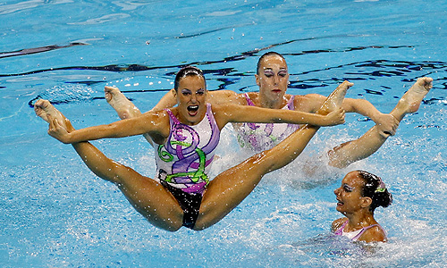 Итальянская команда по синхронному плаванию во время выступления на чемпионате мира FINA по водным видам спорта в Шанхае.