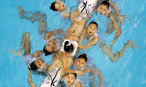 Спортсменки из Гонконга во время выступления на чемпионате мира FINA по водным видам спорта в Шанхае.