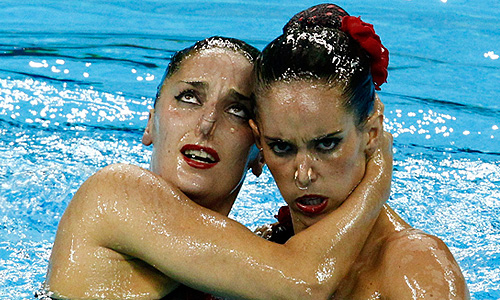 Спортсменки из Испании во время выступления на чемпионате мира FINA по водным видам спорта в Шанхае.