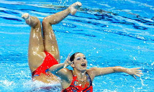 Спортсменки из США во время выступления на чемпионате мира FINA по водным видам спорта в Шанхае.