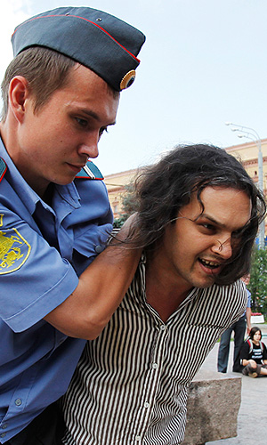 Задержание участника пикета в поддержку Таисии Осиповой, арестованной в Смоленске.
