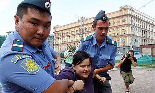 Задержание участника пикета в поддержку Таисии Осиповой, арестованной в Смоленске.
