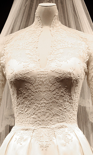 Фрагмент подвенечного платья Кейт Миддлтон. Свадебный наряд будущей герцогини Кембриджской сконструировала дизайнер Сара Бертон, креативный директор дома Alexander McQueen.